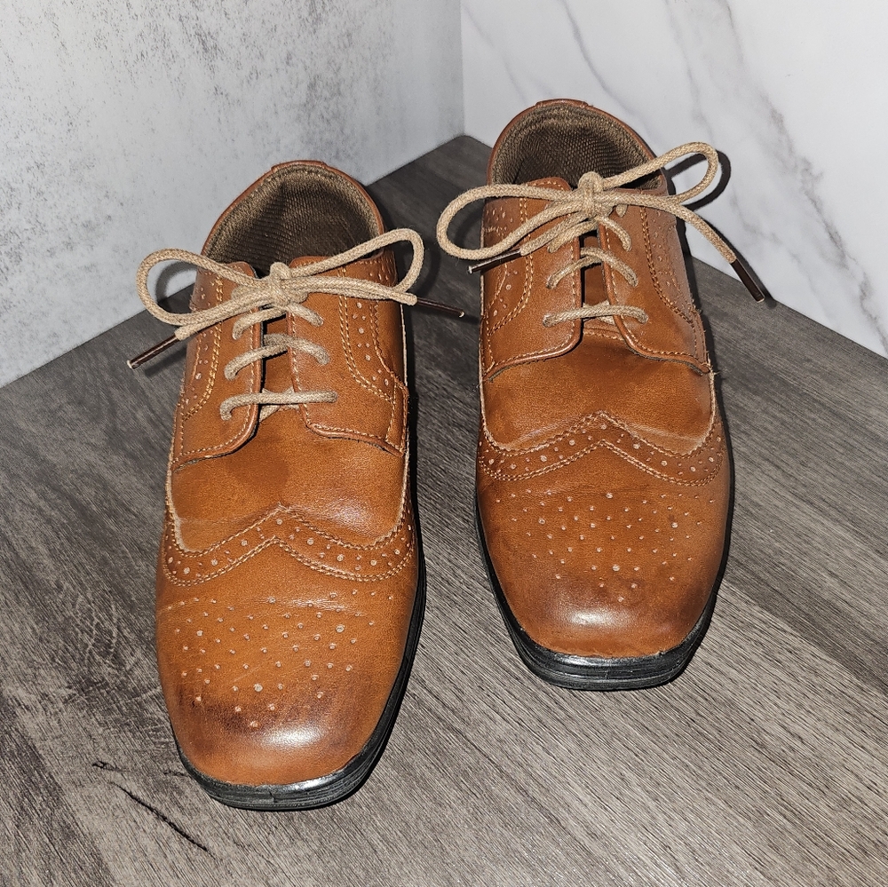 Deer Stags Kids' Ace Dress Comfort Wingtip Oxford in Luggage color - Size 4M